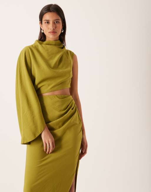 ASOS DESIGN – Olivgrön maxiklänning med en pingvinärm, utskurna detaljer och hög krage, 3 av 4