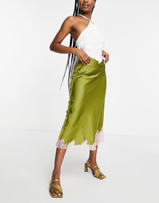 ASOS DESIGN – Olivgrön midikjol i satin med kontrastfärgad spetskant 
