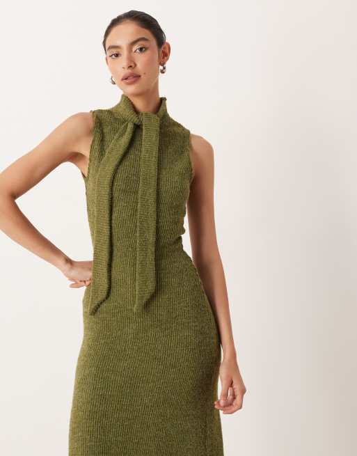 ASOS DESIGN – Olivgrön, ribbad klänning med knytning vid halsen, 2 av 4