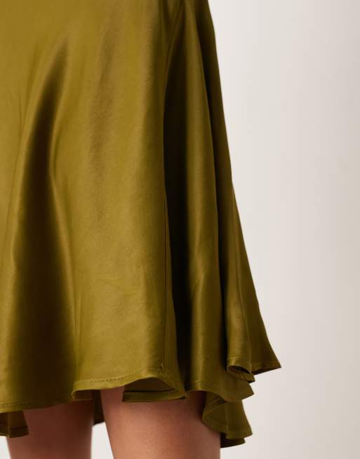 ASOS DESIGN – Olivgrön slipklänning i midilängd med v-ringning och smala axelband, 2 av 4