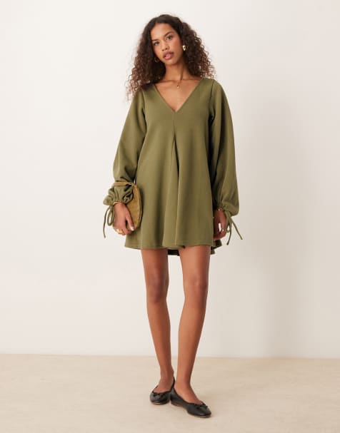 ASOS DESIGN – Olivgrön, supermjuk miniklänning med v-ringning, utsvängd nederkant och knytning på ärmarna - view 1