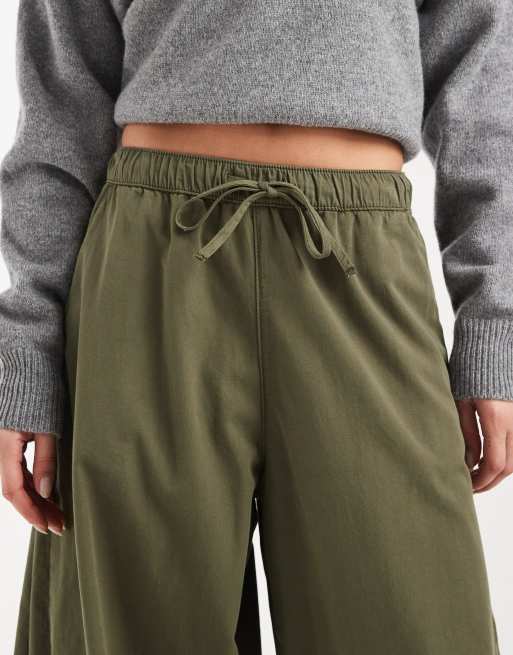 ASOS DESIGN – Olivgröna byxor med barrelben och veck i sidan, 5 av 5