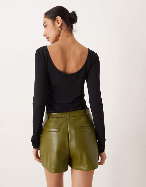 ASOS DESIGN – Olivgröna, figursydda shorts med hög midja i läderimitation, del av set, 4 av 4