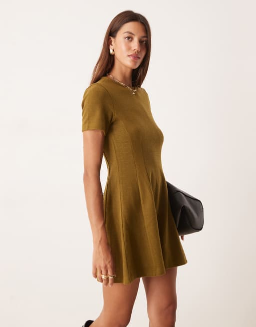 ASOS DESIGN – Oliwkowa bardzo miękka sukienka mini z krótkimi rękawami i zwiewnym dołem