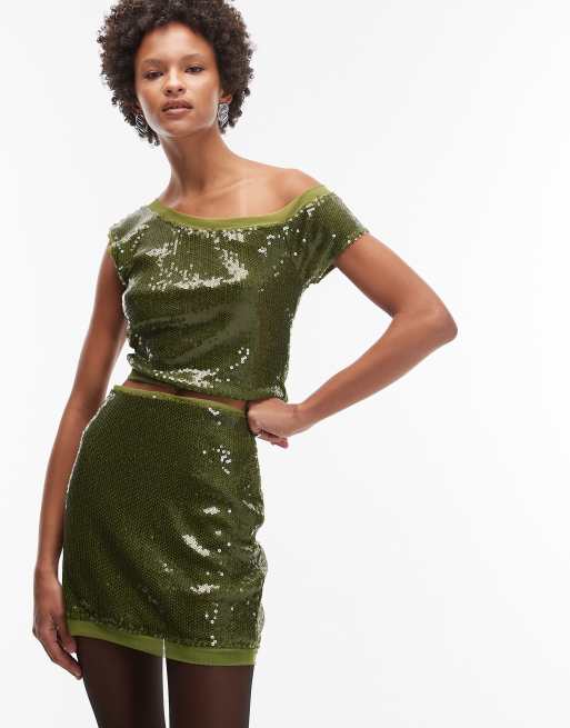 ASOS DESIGN – Oliwkowy zdobiony cekinami top z siateczki z odsłoniętym ramieniem i spódnica mini, 2 z 3