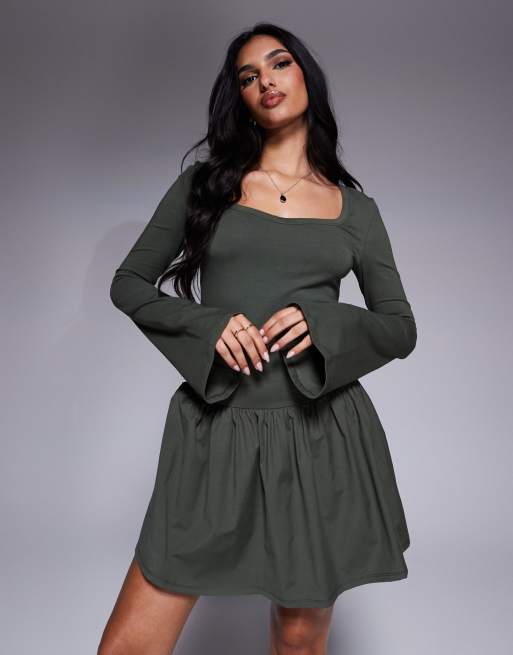 ASOS DESIGN – Oliwkowa popelinowa sukienka mini z dekoltem w kształcie serca i rozkloszowanymi rękawami