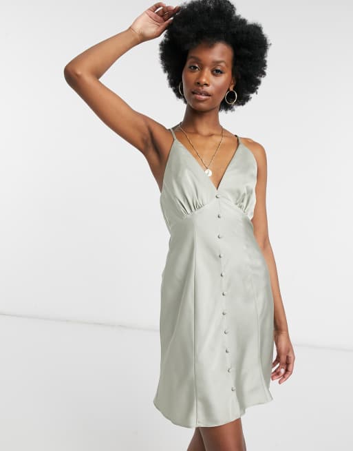 ASOS DESIGN – Oliwkowa satynowa sukienka mini na ramiączkach zapinana na guziki