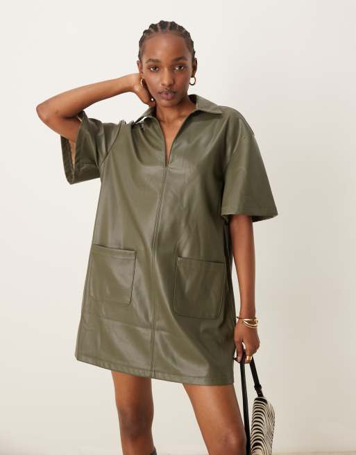 ASOS DESIGN – Oliwkowa sukienka koszulowa mini z poliuretanowej imitacji skóry z kołnierzykiem kubańskim i kontrastowym przeszyciem