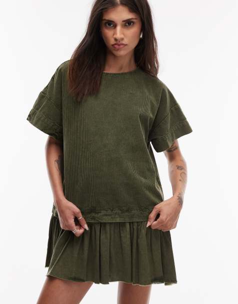 ASOS DESIGN – Oliwkowa sztruksowa sukienka t-shirtowa mini ze wstawką - view 1