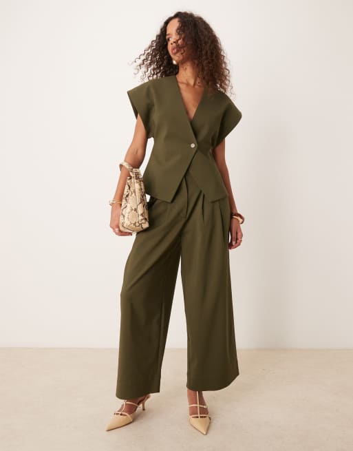 ASOS DESIGN – Oliwkowe spodnie o krótkim fasonie z regulowanymi patkami w talii, część zestawu 