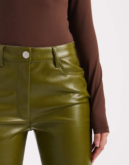 ASOS DESIGN – Oliwkowe spodnie z prostymi nogawkami z imitacji skóry, 4 z 5