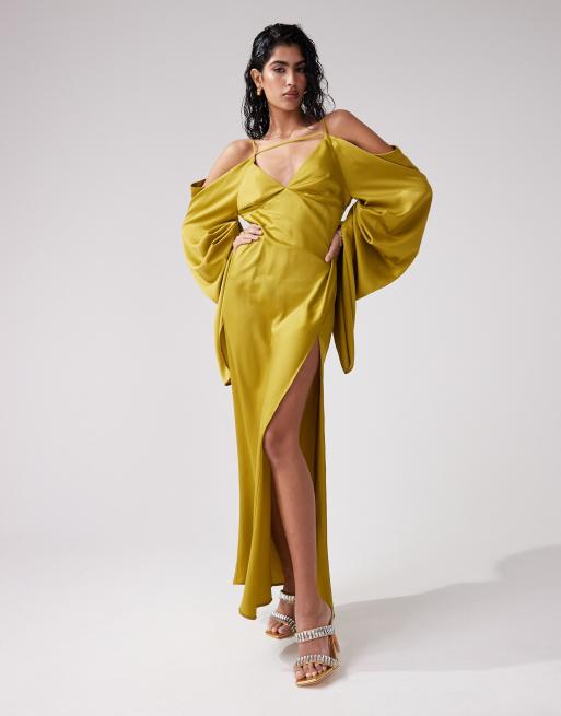 ASOS DESIGN – Oliwkowozielona atłasowa sukienka maxi z odsłoniętymi ramionami i obszernymi rękawami