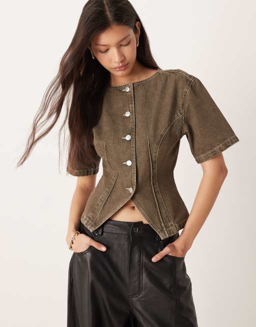 ASOS DESIGN –Oliwkowozielony jeansowy top bez kołnierzyka ze zwężaną talią i krótkimi rękawami