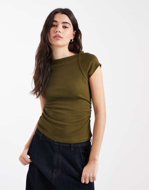 ASOS DESIGN – Oliwkowozielony prążkowany T-shirt z dekoltem w łódkę i marszczeniem w talii