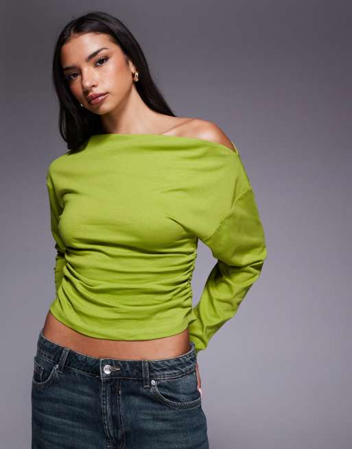 ASOS DESIGN – Oliwkowy asymetryczny top ze zwężaną talią, odkrytym ramieniem i długimi rękawami