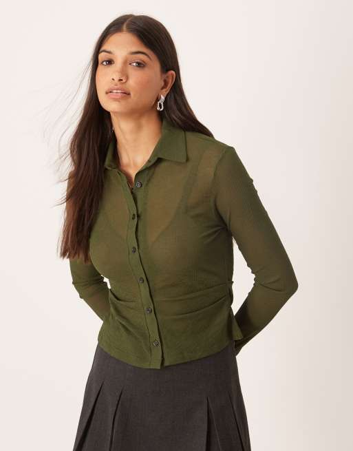 ASOS DESIGN – Oliwkowy prześwitujący prążkowany top z długimi rękawami, marszczeniem i zapięciem na guziki