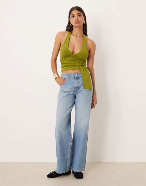 ASOS DESIGN – Oliwkowy przylegający top z dekoltem halter i drapowaniem w talii, 2 z 4