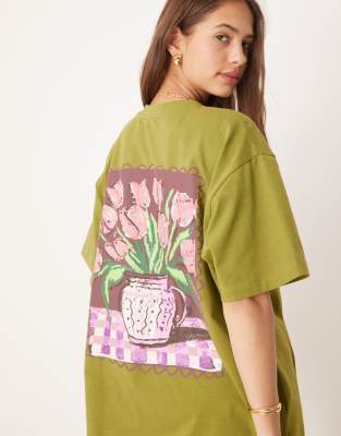 ASOS DESIGN – Oliwkowy T-shirt oversize z grafiką z wazonem i kwiatami - view 1