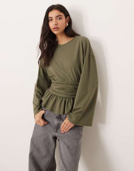 ASOS DESIGN – Oliwkowy zwężany w talii T-shirt z długimi rękawami i baskinką