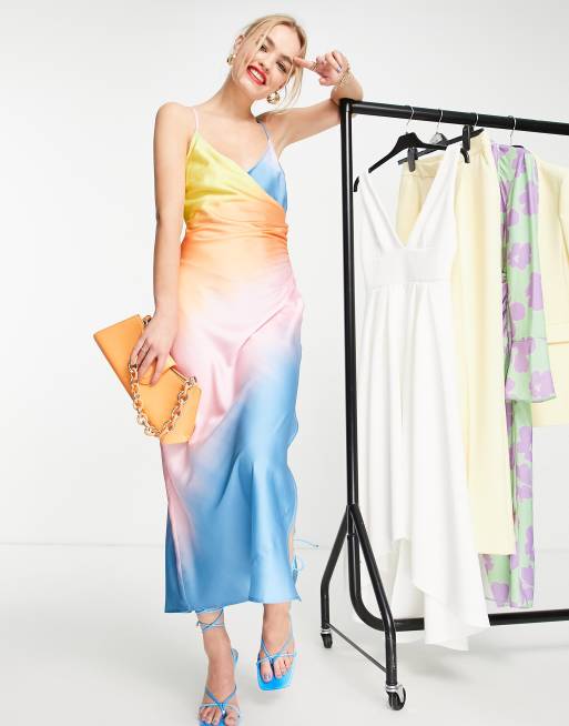 ASOS DESIGN – Ombréfärgad slipklänning av satin i maxilängd med omlottdesign 