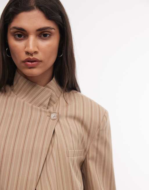 ASOS DESIGN omlottkavajjacka med kort modell och omlottringning i beige randigt, 3 av 4