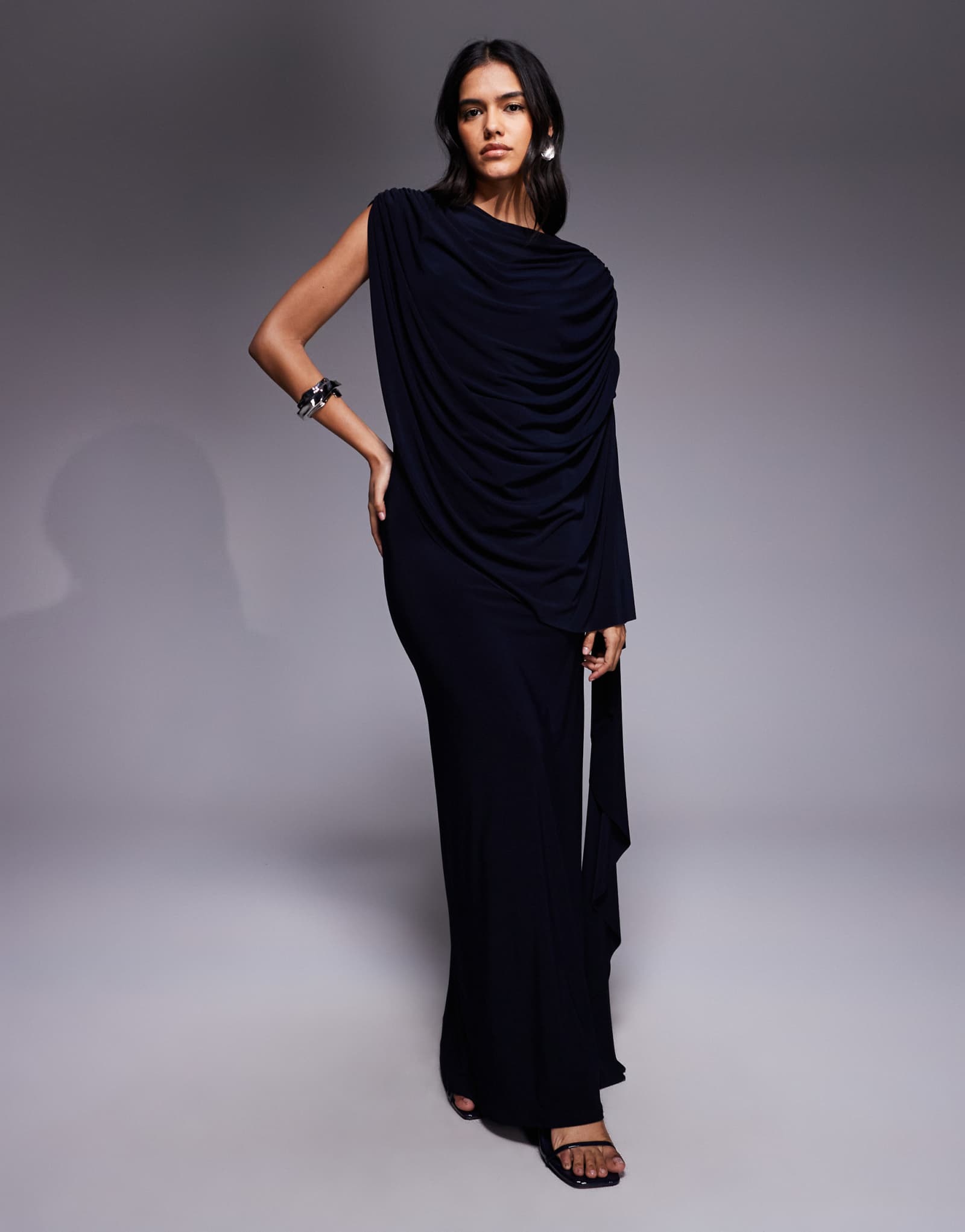 Макси-платье с накидкой на одно плечо от ASOS DESIGN темно-синего цвета