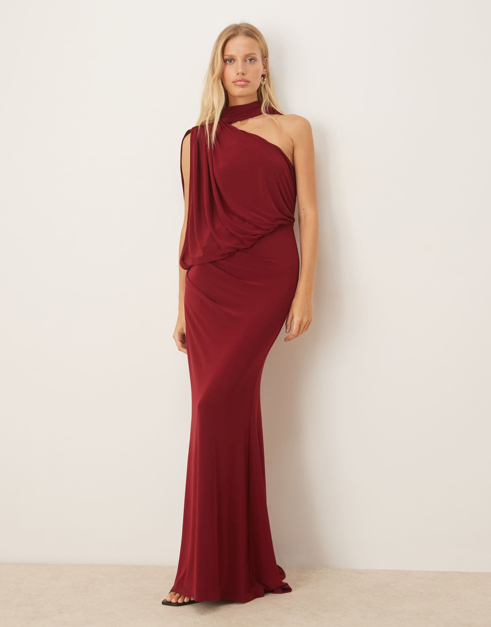 ДИЗАЙНЕРСКОЕ макси-платье ASOS с драпировкой на одно плечо и накидкой винного цвета