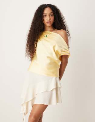 ASOS DESIGN - One-Shoulder-Oberteil aus Satin in Buttermilchgelb mit drapierter Schulterpartie