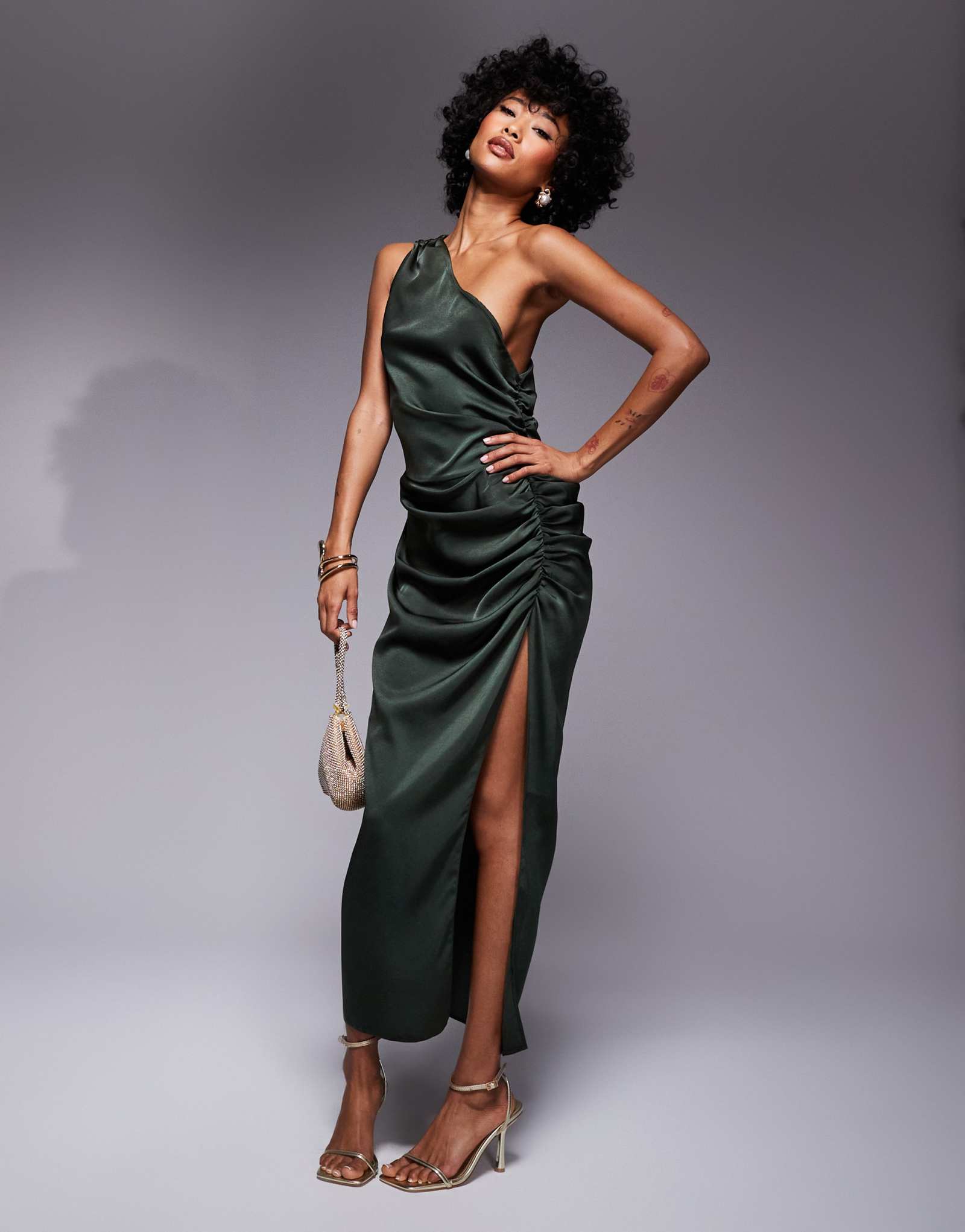 Атласное платье миди на одно плечо с рюшами по бокам от ASOS DESIGN темно-зеленого цвета 