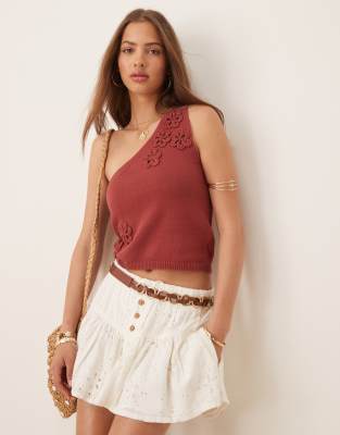 ASOS DESIGN - One-Shoulder-Strickoberteil in Braun mit Blumenapplikation