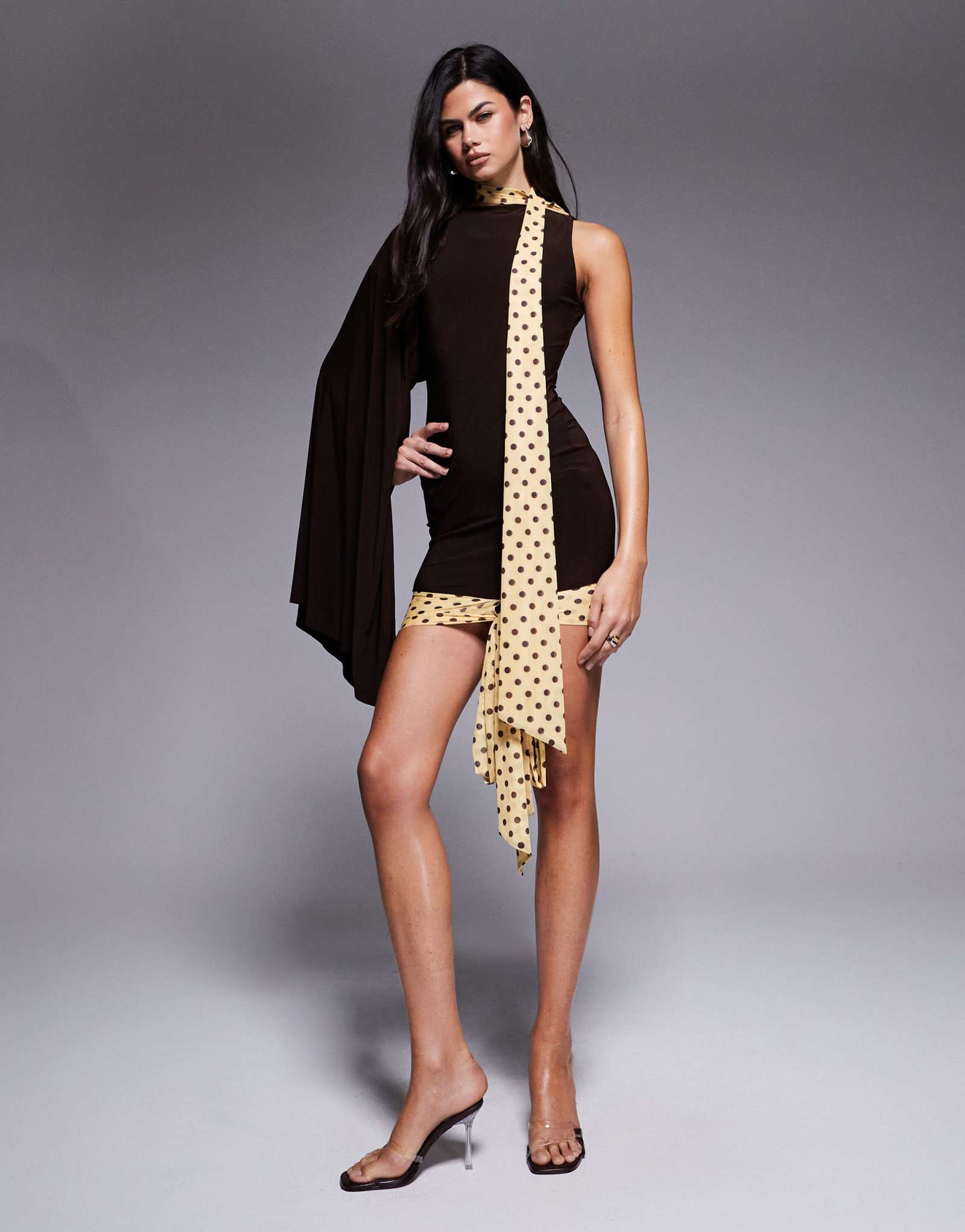 ДИЗАЙНЕРСКОЕ мини-платье ASOS с драпировкой на одном рукаве и шарфом-галстуком шоколадного цвета