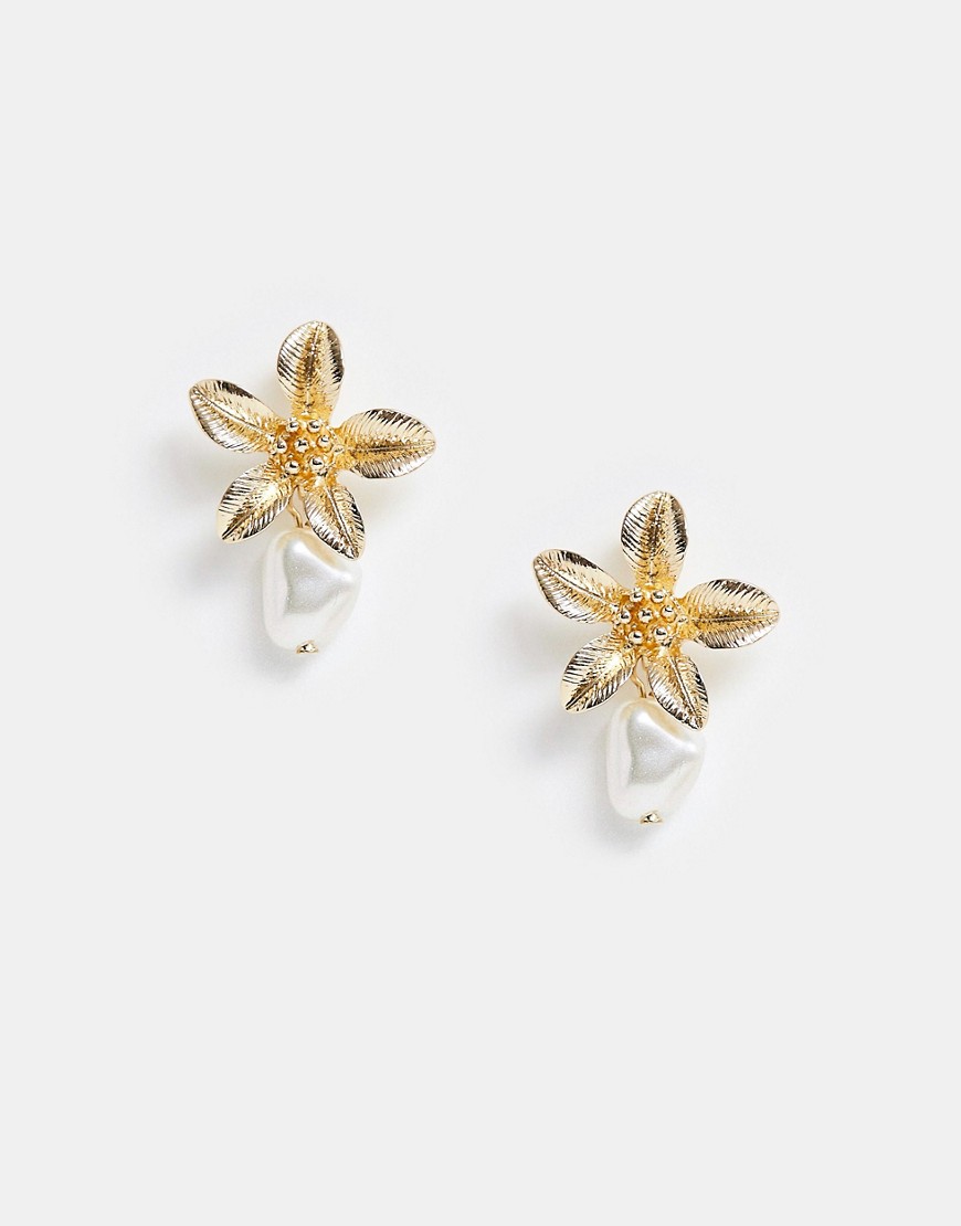 ASOS DESIGN - oorbellen met bloem en imitatie-zoetwaterparel in goudkleur