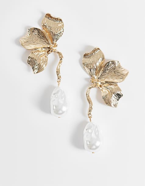 ASOS DESIGN oorbellen met bloemenhanger en faux-parelhangertjes in goudkleur - view 1