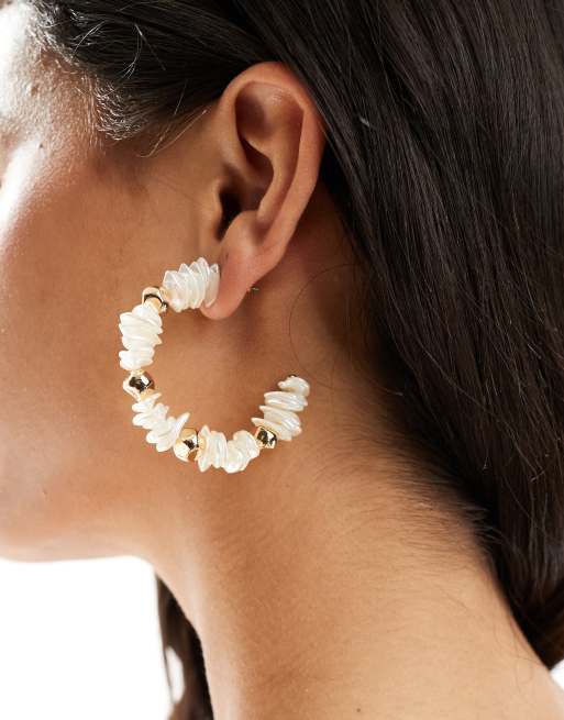 ASOS DESIGN - Oorbellen van 45mm met scherven van imitatieparel en gouden bolletjes in multi