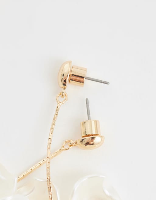 ASOS DESIGN - Oorhangers met ivoren bloemhangertjes in goudkleur, 3 van 4