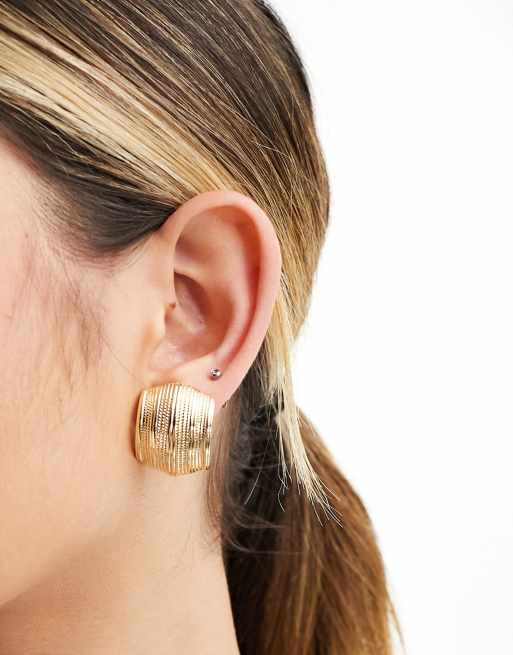 ASOS DESIGN - Oorknopjes met vintage-look met gebogen geribbeld detail in goudkleur