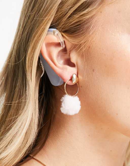ASOS DESIGN - Oorringen met hartvormige knopjes en pluizenballetjes in goudkleur