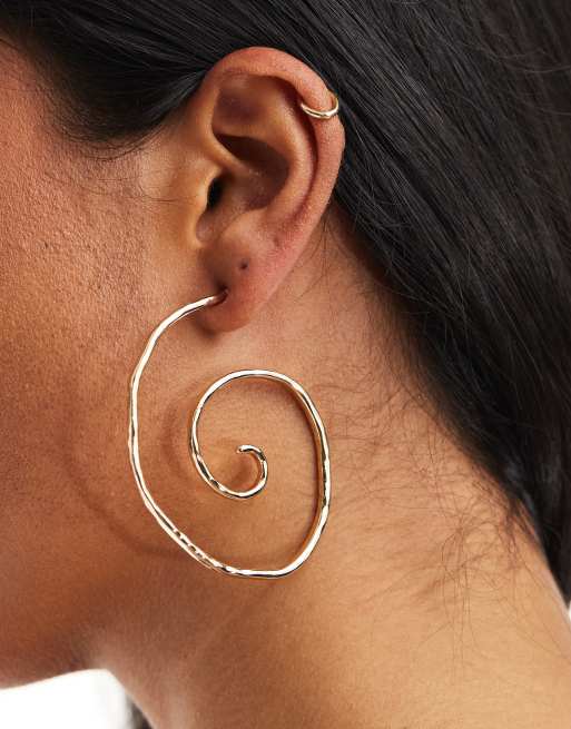 ASOS DESIGN - Oorringen van 66mm met wervelend ontwerp in goudkleur