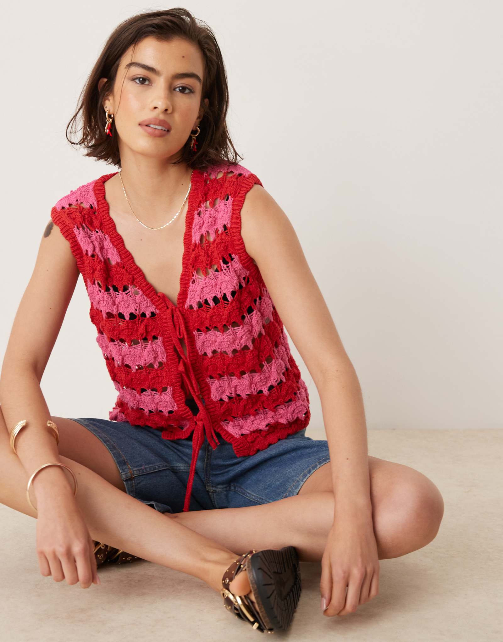 Вязаный жилет ASOS DESIGN с открытой строчкой и полосатым галстуком спереди из многослойного трикотажа