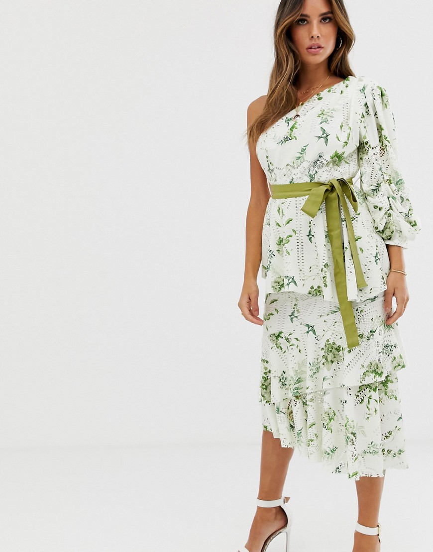 ASOS DESIGN - Opengewerkte jurk met blote schouder, riem en bloemenprint-Multi