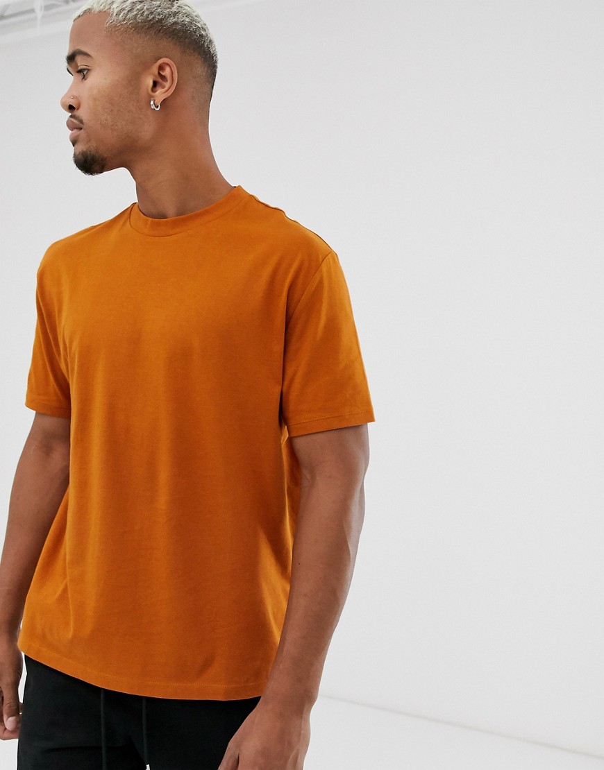 ASOS DESIGN – Orange avslappnad t-shirt i ekologisk bomull med rund halsringning-Brun