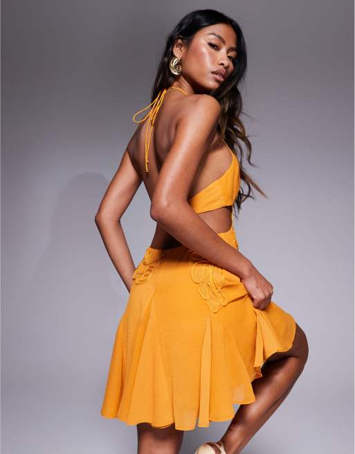 ASOS DESIGN – Orange, broderad miniklänning med halterneck och klockad kjol, 3 av 4