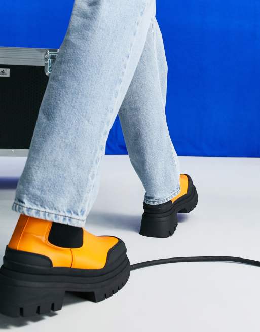 ASOS DESIGN – Orange chelseaboots i läderimitation med grov kontrasterande sula, 2 av 4