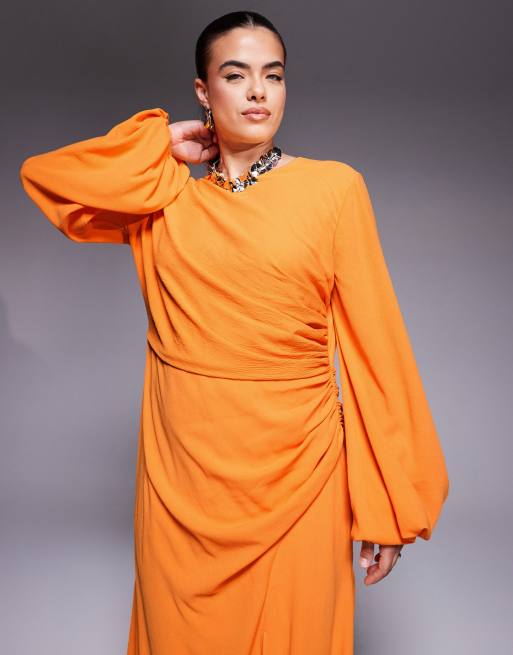 ASOS DESIGN – Orange, draperad maxiklänning med textur, långa ärmar och slits, 2 av 4