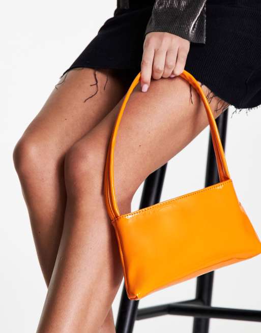 ASOS DESIGN – Orange lackad axelväska i minimodell