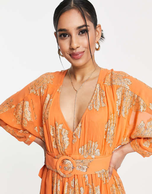 ASOS DESIGN – Orange maxi-teaklänning i metallisk jacquard med skärp och pingvinärm, 3 av 4