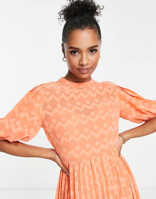 ASOS DESIGN – Orange plisserad midiklänning med hög ringning, puffärm och dobbystruktur, 3 av 4