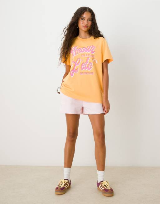 ASOS DESIGN – Orange t-shirt med Amour L'ete-tryck och normal passform, 2 av 4