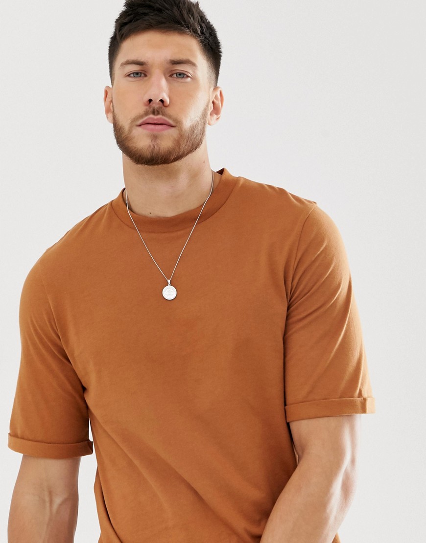 ASOS DESIGN – Orange t-shirt med rund halsringning och halvlång uppvikt ärm-Brun