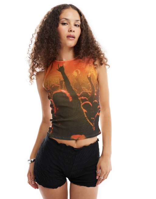 ASOS DESIGN – Orange topp i mesh med musikfestivaltryck